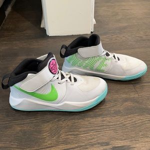 Nike Team Hustle Girls Basketball Shoes